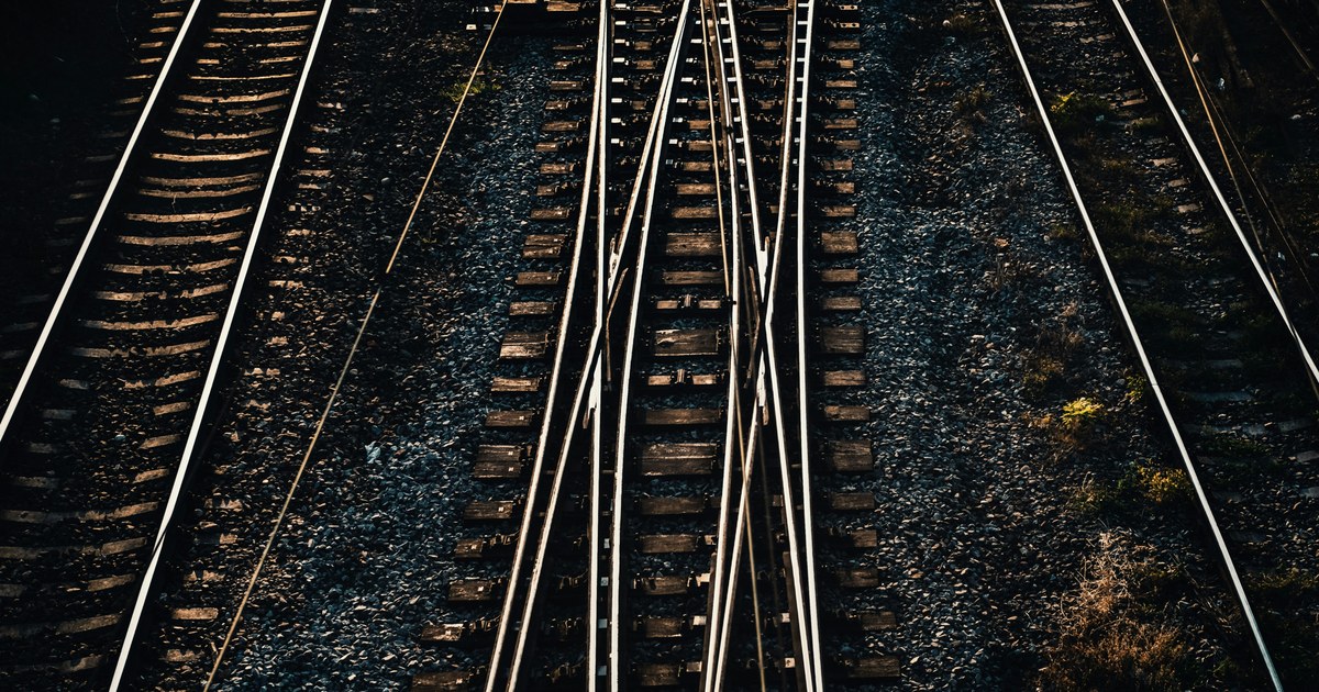 Public.com vs Robinhood for Options Traders: Rebate-Per-Contract vs Zero Commissions